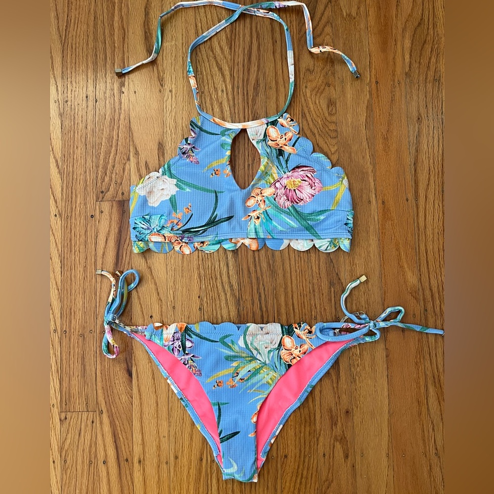 Scalloped tropical bikini